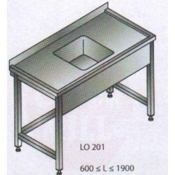 Edelstahltisch 900x700x850mm, in der Mitte der Spüle